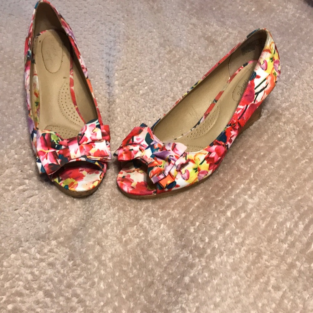 Dexflex floral print wedge heels